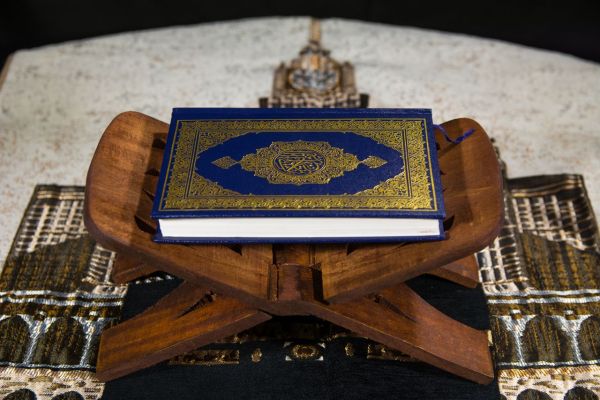 Découvrez l'importance du couvre coran pour votre recueillement.