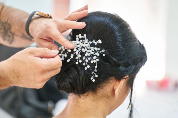 Les essentiels d'accessoires de cheveux de mariage raffinés