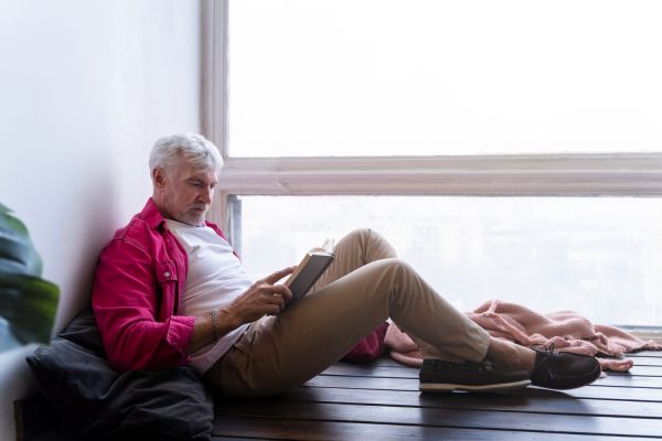 Vivre sereinement la solitude des seniors : stratégies essentielles