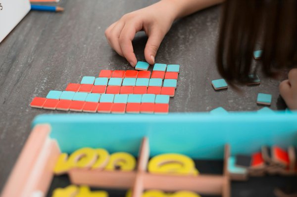 Stimulez l'apprentissage de votre enfant avec les jeux montessori